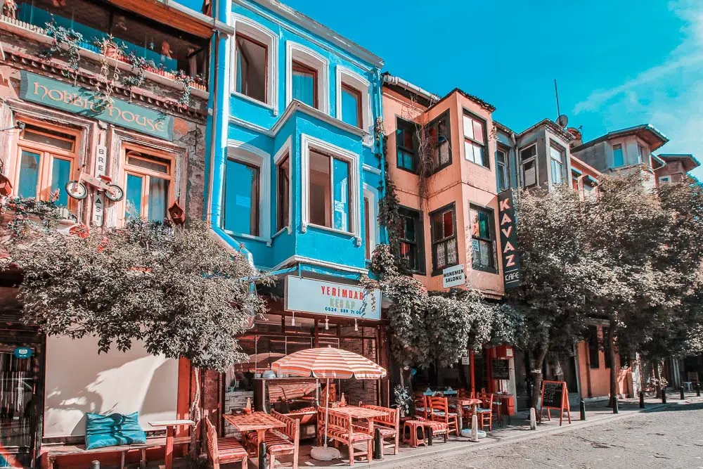 Bunte Häuser, Restaurants und Cafes in Balat