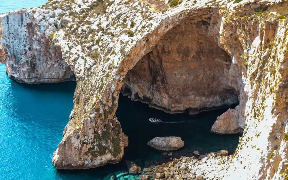 100m hohe Felsbogen Blaue Grotte an den Klippen von Malta