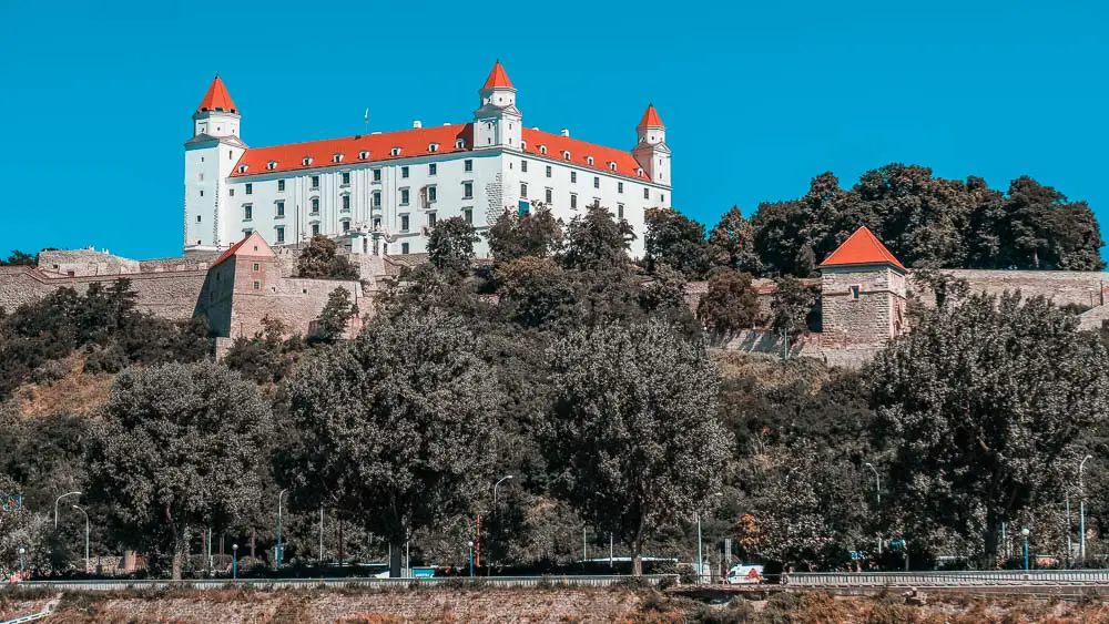 Wahrzeichen von Bratislava: die Burg über der Altstadt am Donauufer