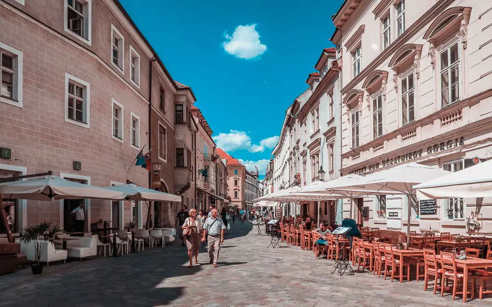 Straßen in der Altstadt von Bratislava mit Restaurants