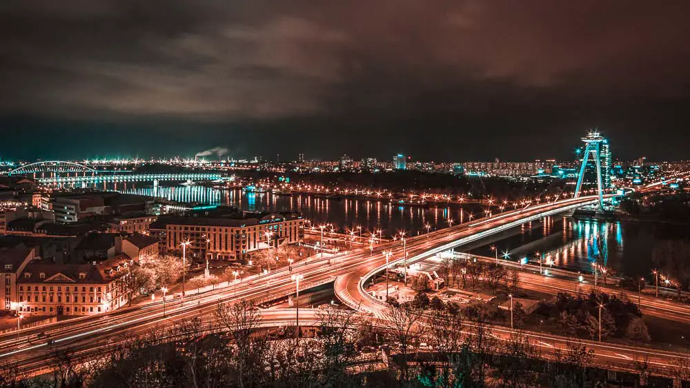 Novy Most Brücke und die Altstadt von Bratislava in der Nacht