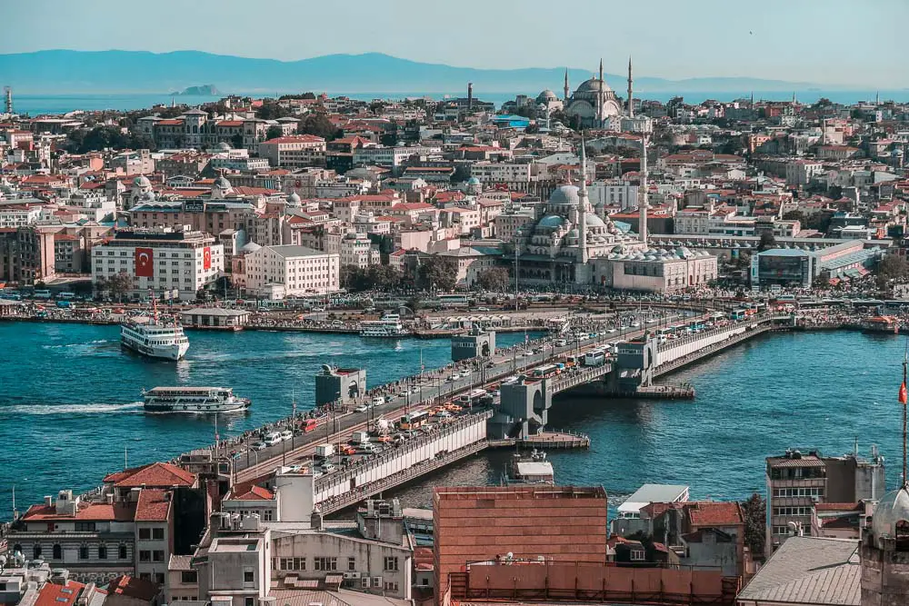 Galatabrücke über die Meeresbucht Goldenes Horn zwischen der Altstadt von Istanbul und Beyoglu