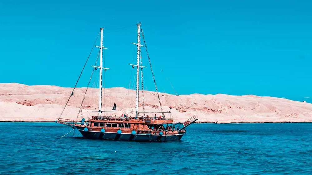 Segelschiff an der Küste von Giftun Island