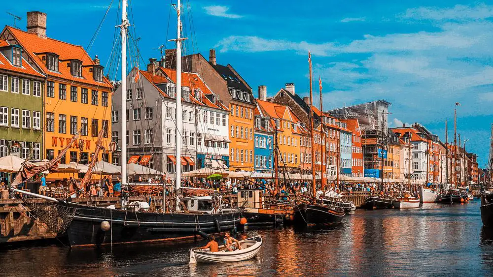 Strogat in Dänemarks Hauptstadt Kopenhagen: Schiffe, das Meer und Promenade