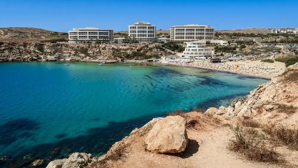 Golden Bay mit dem goldfarbenen Strand, türkisblauen Meer und Hotel. 