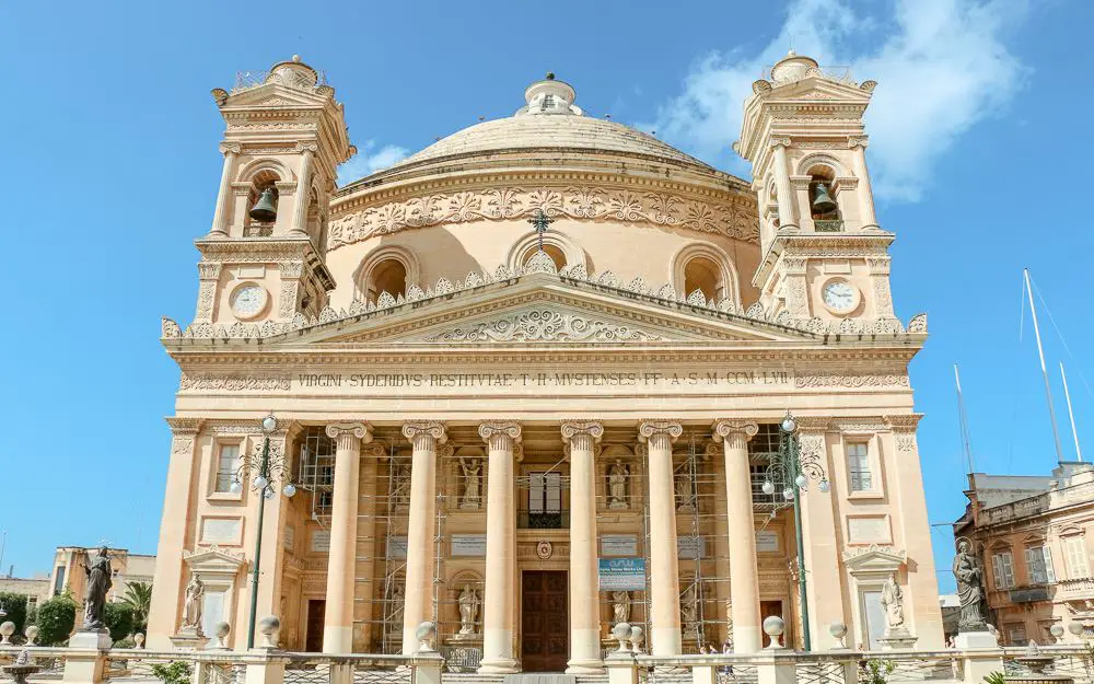 Vorderseite der Rotunda in Mosta