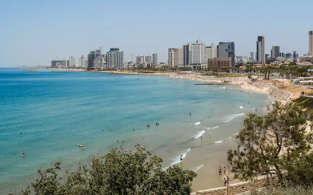 Strand in Tel Aviv und die Promenade in der Innenstadt.