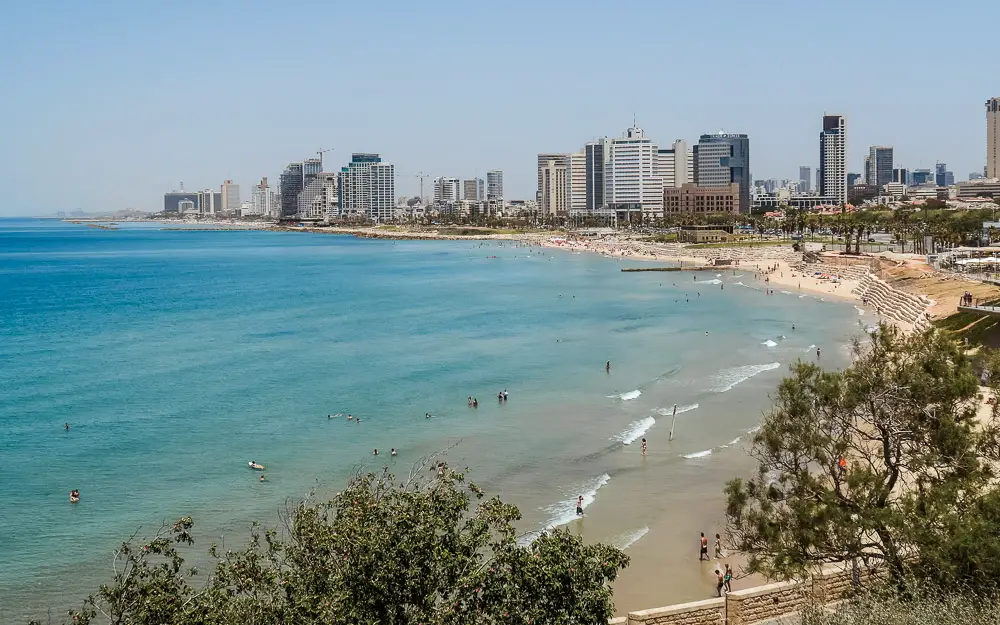 Strand an der Küste der Innenstadt von Tel Aviv in Israel