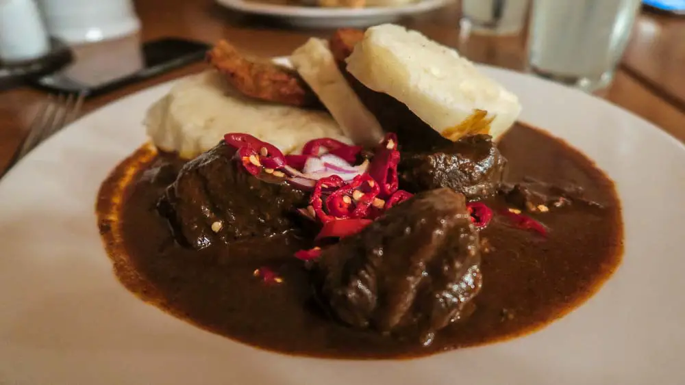 Tschechische Knödel mit Gulasch