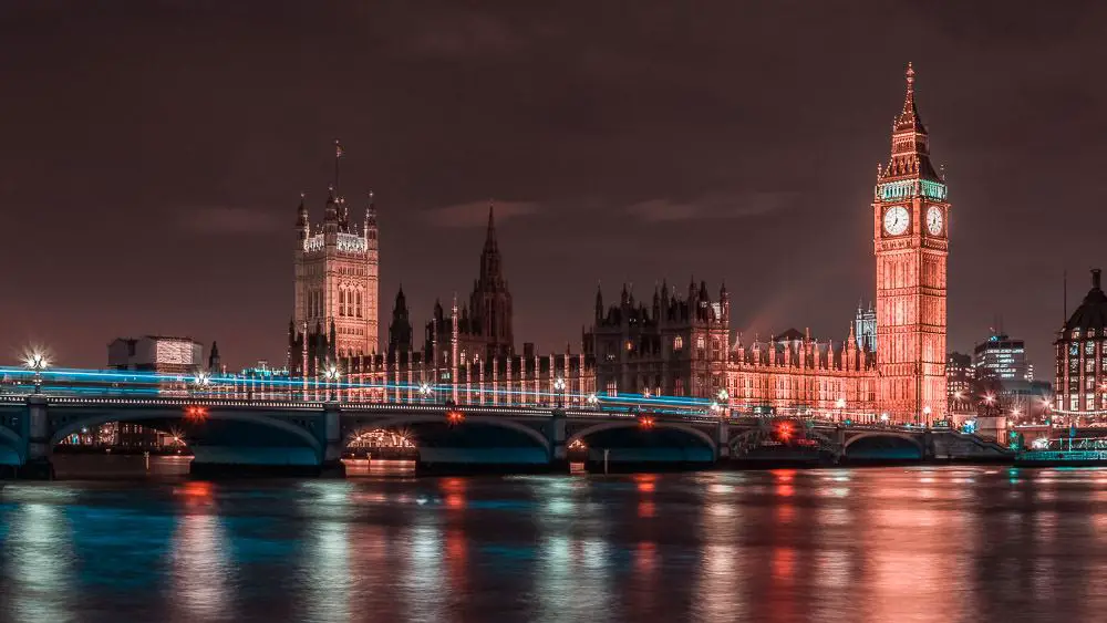 Big Ben und das Parlament in der Nacht in London im Vereinigten Königreich