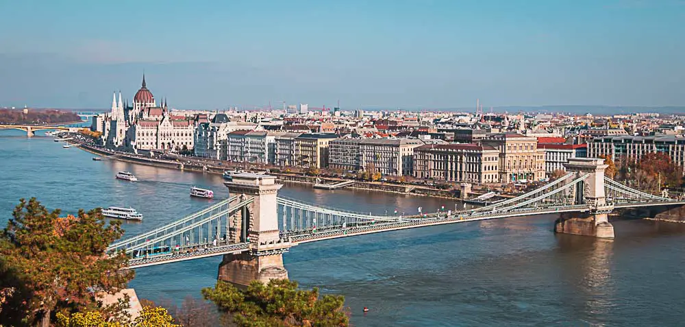Donau, Kettenbrücke und Parlament in Budapest, Ungarn
