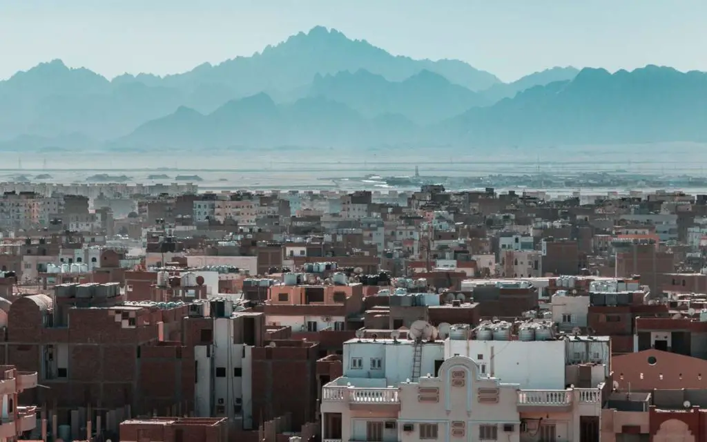 Blick auf die Hausdächer von Hurghada und die Berge in Richtung der Wüste im Hintergrund