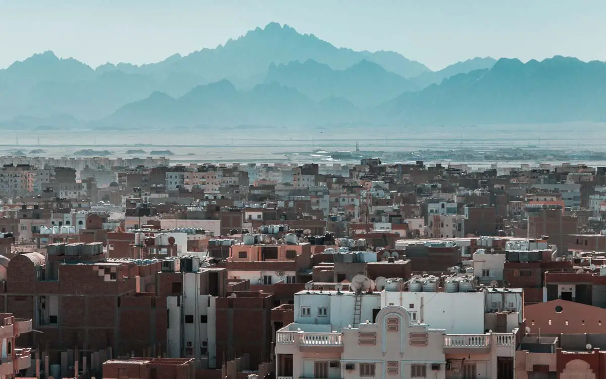 Hurghada Haus Wueste Hintergrund Blick auf die Hausdächer von Hurghada und die Berge in Richtung der Wüste im Hintergrund