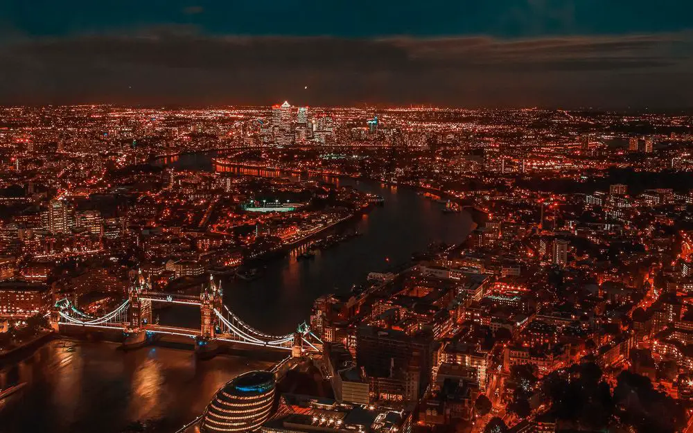 Luftaufnahme der Innenstadt von London in der Nacht