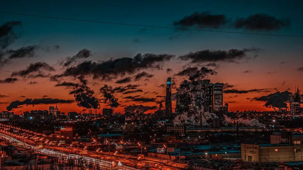 Moskau in der Nacht mit dem Hochhaus-Viertel