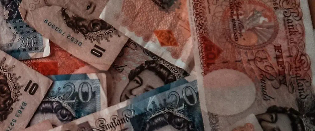 Britische Währung "Pfund Sterling": Geld auf einem Blick für Touristen