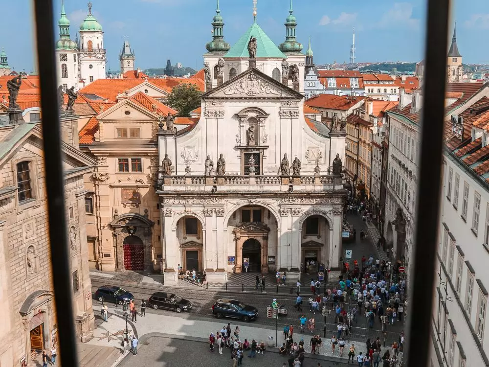 Blick aus dem Turm der Kalrsbrücke auf die Altstadt von Prag