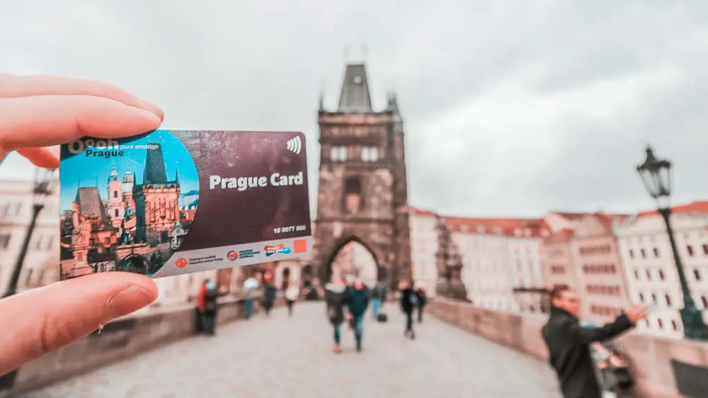 Prague Card vor der Kalrsbrücke in Prag