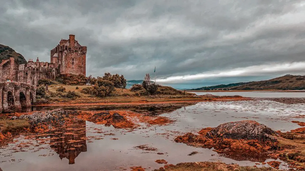 Eine Burg in Schottland im Herbst