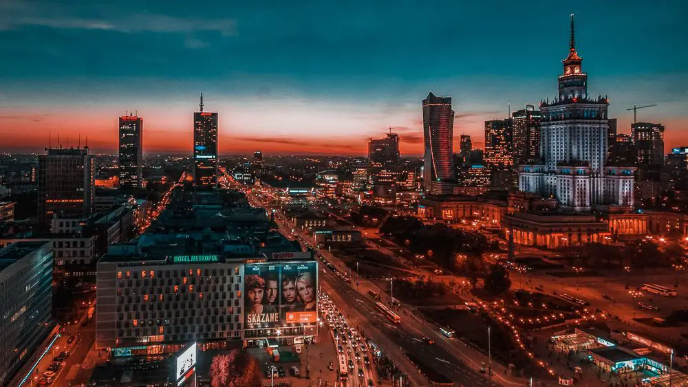 Hochhäuser im Zentrum von Warschau in der Nacht