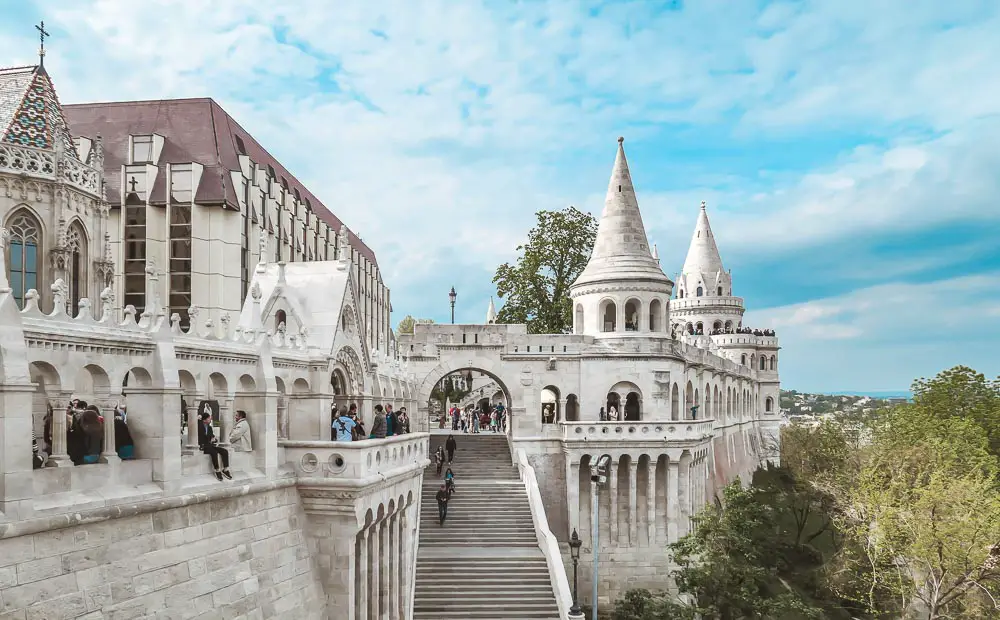 Treppe und Türme der Fischerbastei an einem sonnigen Tag in Budapest