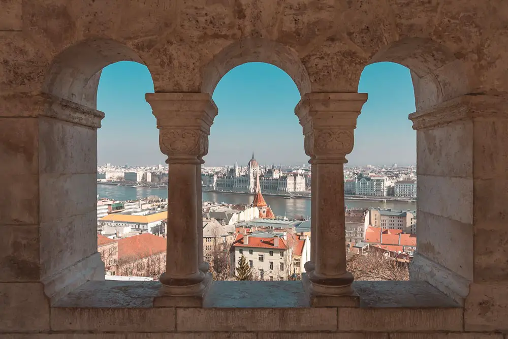 Ausblick von der Fischerbastei auf das Parlamentsgebäude und die Donau in Budapest in Ungarn