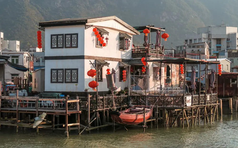 Haus am Meer im Fischerdorf Tai O auf Lantau Island im Februar mit 20°+ und Sonnenschein.