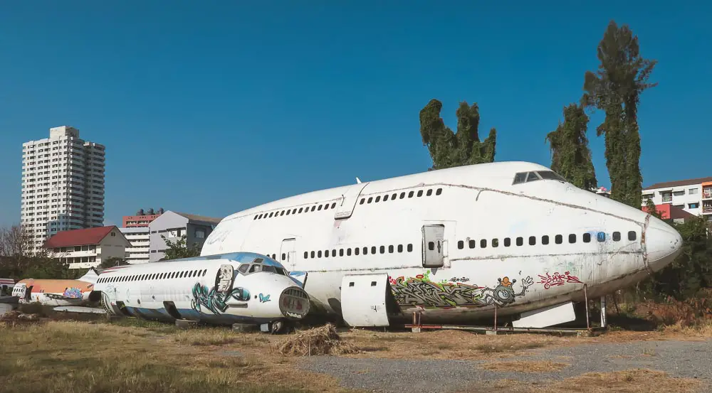 Das Wrack einer Boing 747 und eines kleineren Flugzeugs liegt in einem Park in Bangkok. 