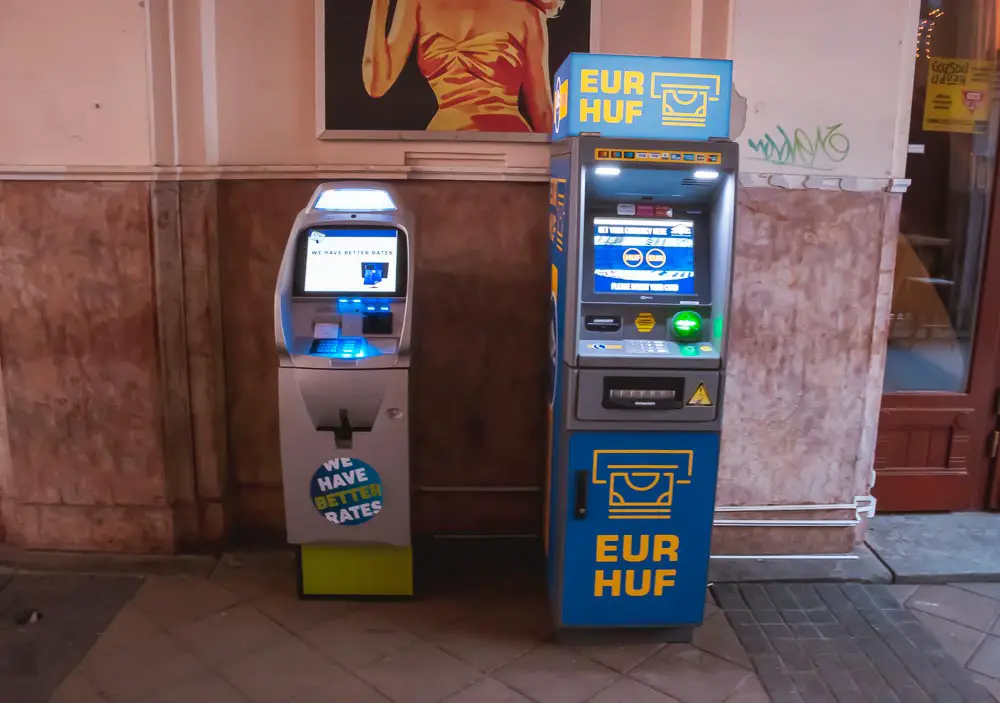 Typische Touristen-Geldautomaten in der Gozsdu Passage in Budapest.