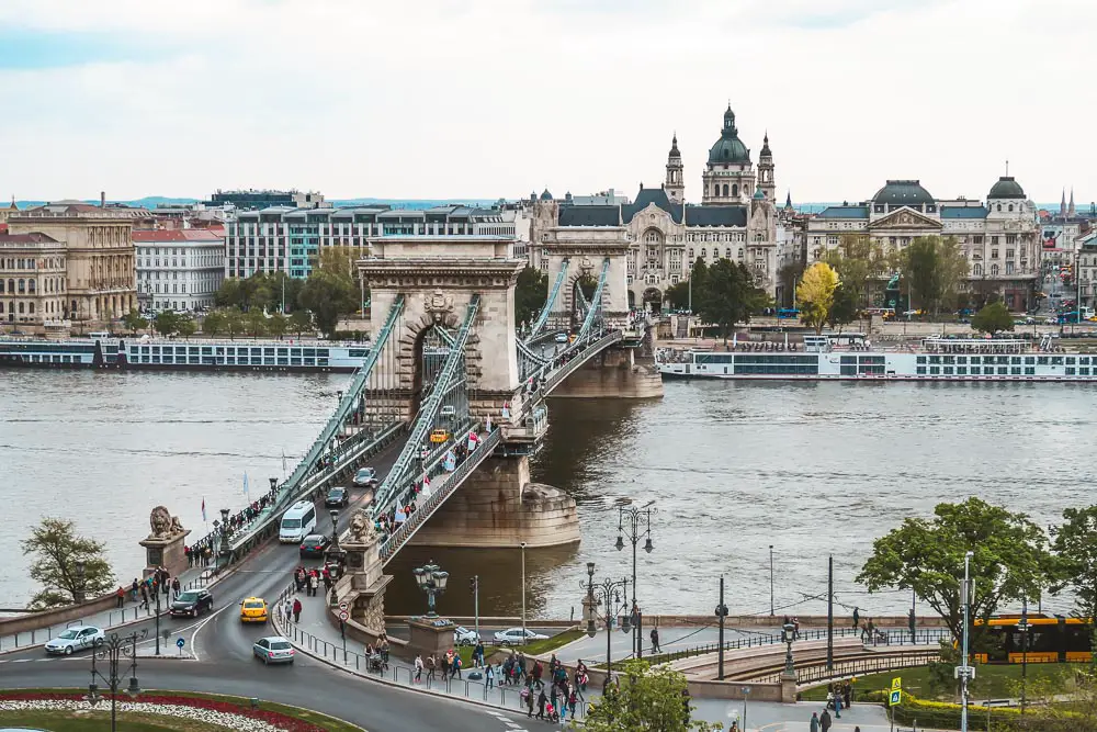 Blick auf die Kettenbrücke vom Burgpalast mit der Donau und der St-Stephans-Basilika im Hintergrund