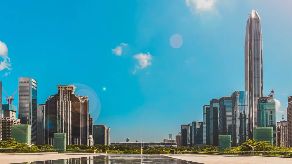Innenstadt von Shenzhen in China mit Hochhäusern.