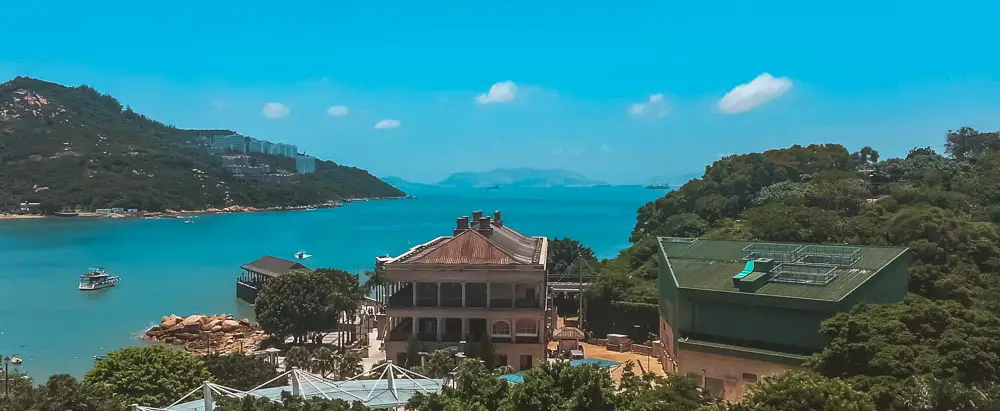 Murray House in Stanley in Hong Kong, das Meer und ein Strand