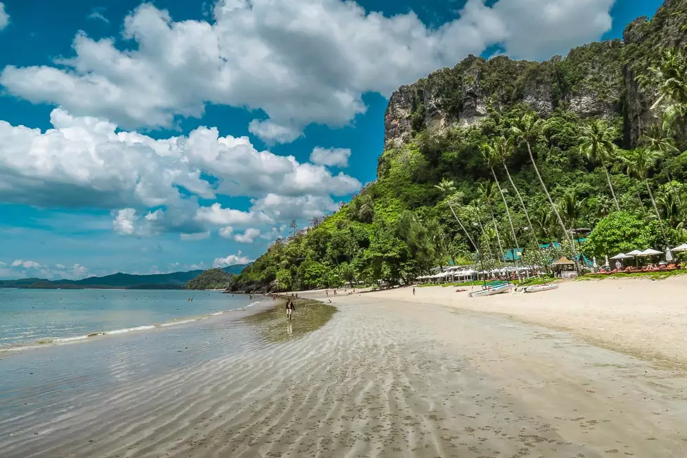Strand und Wald an der Küste in Thailand