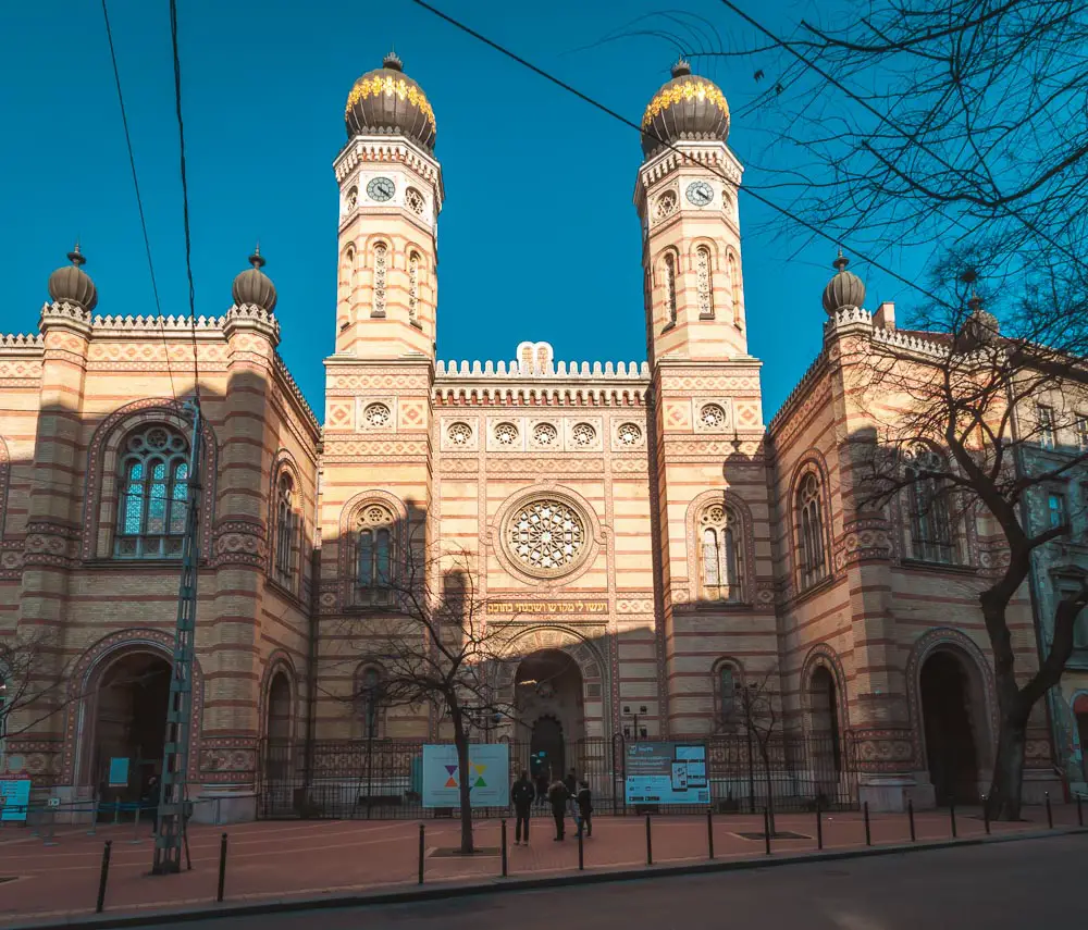  Eingang und Vorderseite der Synagoge in der Dohánystraße in Budapest in Ungarn. 