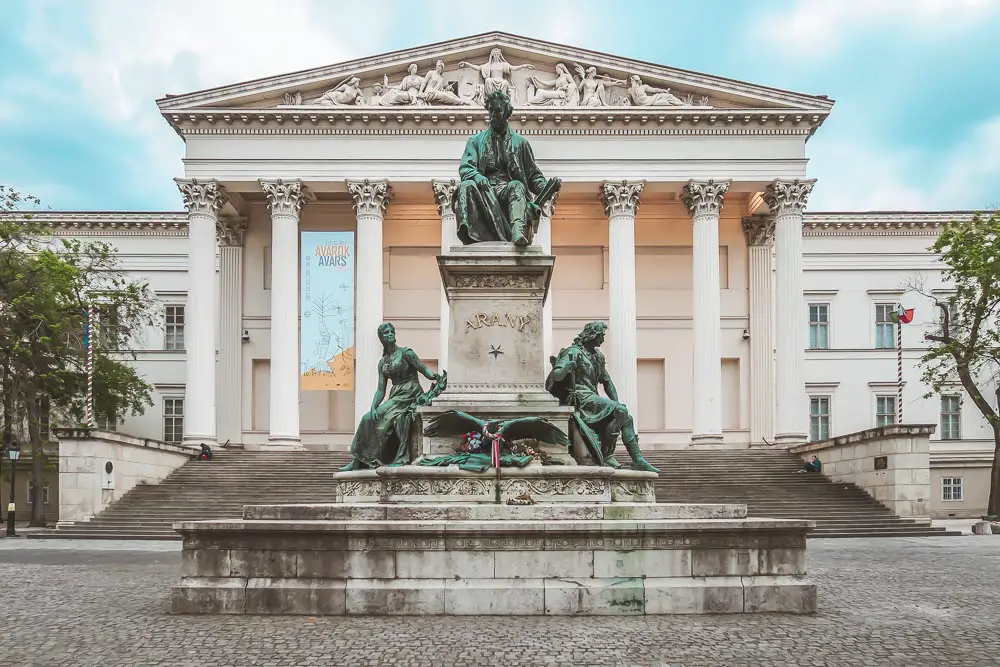 Eingang und Vorderseite des Ungarischen Nationalmuseum in Budapest