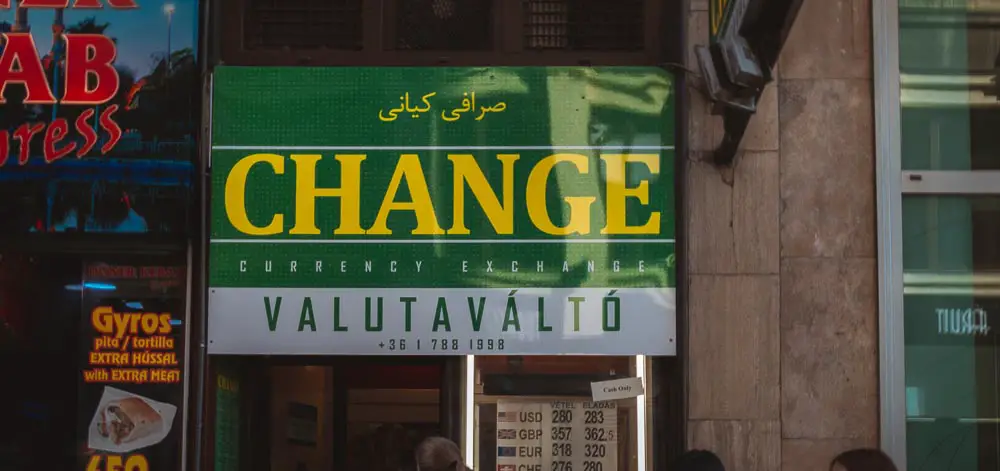 Eine Wechselstube in Budapest mit der Aufschrift "Change" und "Currency Exchange" mit angeschriebenen Wechselkursen zwischen dem Euro und Ungarischen Forint.