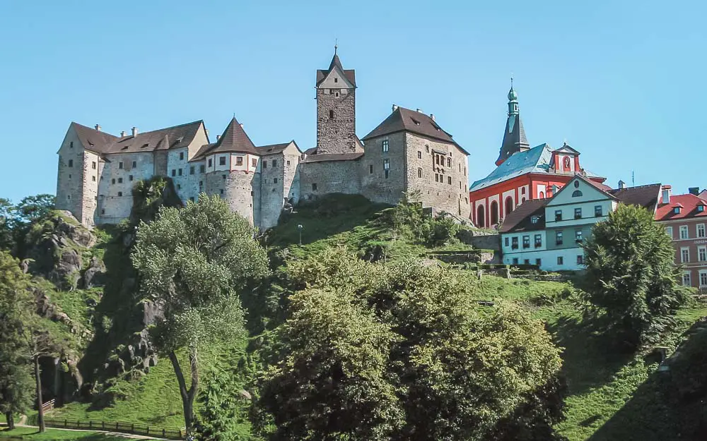 Burg Elenbogen auf einem bewaldten Hügel