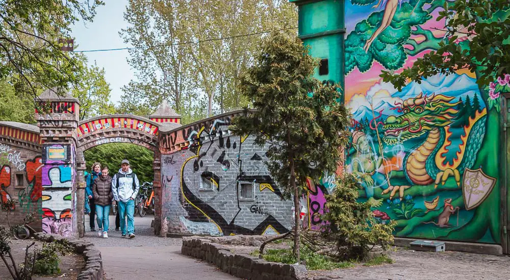 Mit Graffitis verzierter Eingang in die Freistadt Christiania.