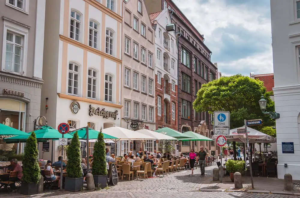 Blick auf Deichstraße im Sommer in Hamburg