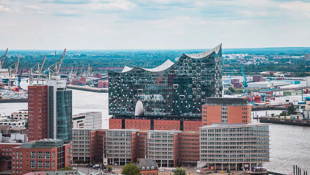 Blick auf die Elbphilharmonie und den Hafen in Hamburg