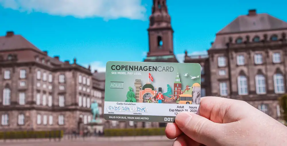 Copenhagen Card mit Schloss Christansborg im Hintergrund
