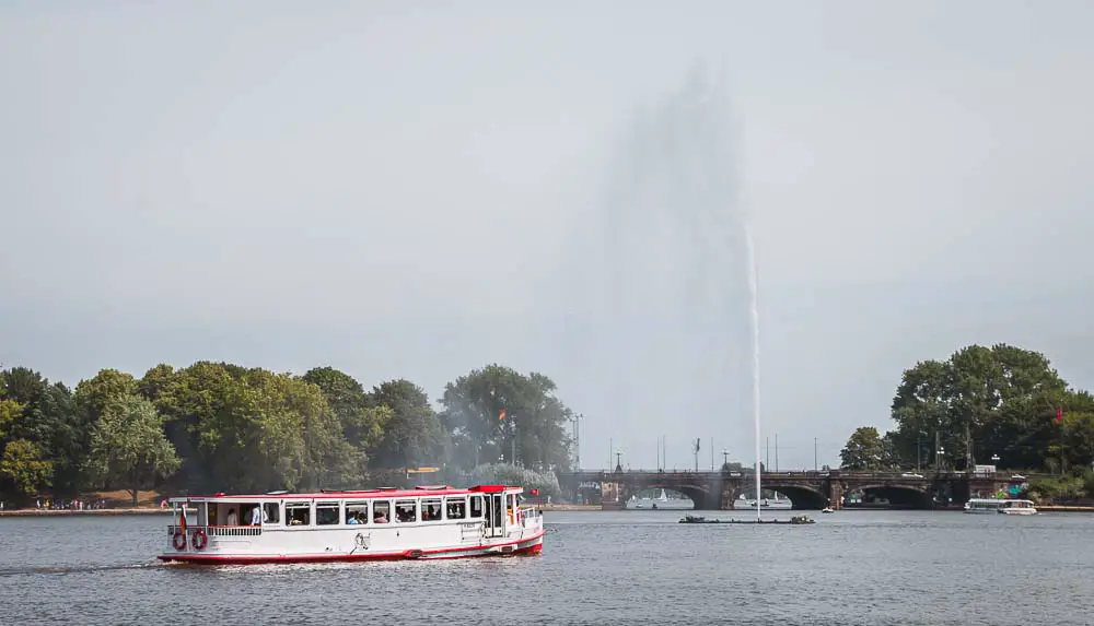 Binnenalster mit einem Schiff und der Wasserfontäne im Sommer