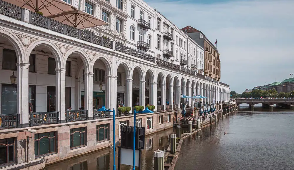 Colonnaden mit Blick in Richtung Jungfernstieg und Binnenalster