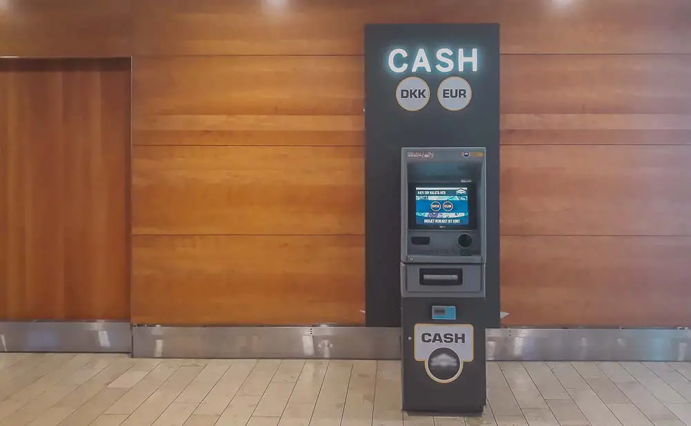 Geldautomat in einem Flughafen