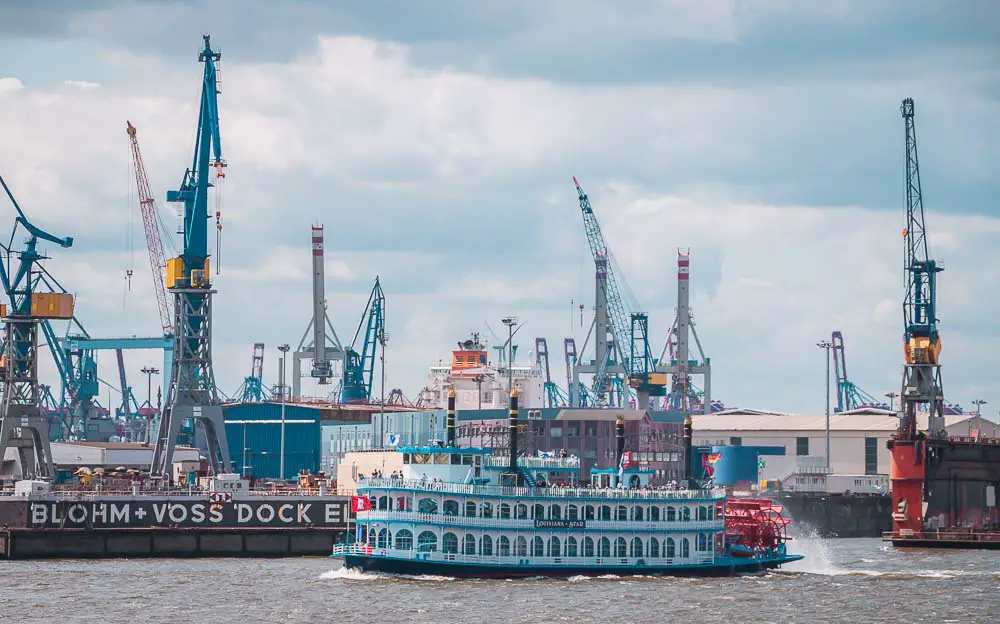 Schiffe und Docks im Hafen von Hamburg