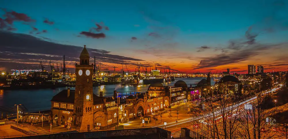 Landunbrücken mit dem Hafen von Hamburg am Abend