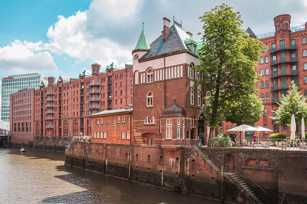 Haus in der Speicherstadt mit dem Fluss im Vordergrund