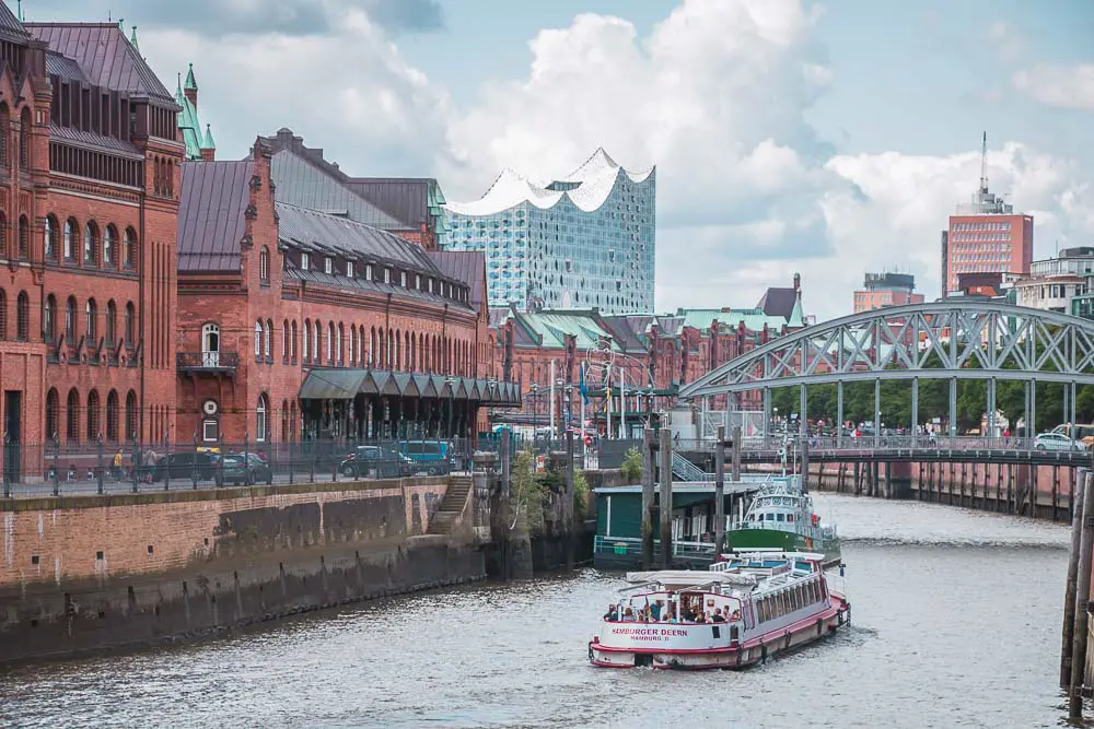 Schiff in der Speicherstadt von Hamburg während einer Rundfahrt