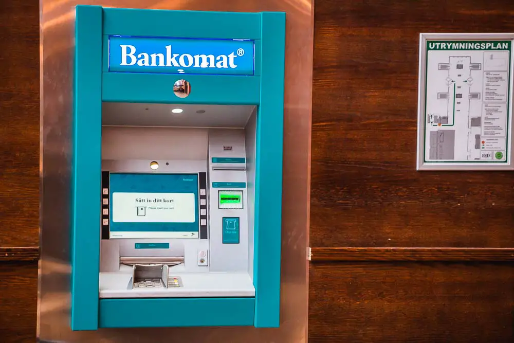 Geldautomat (Bankomat) in einem Bahnhof in Schweden