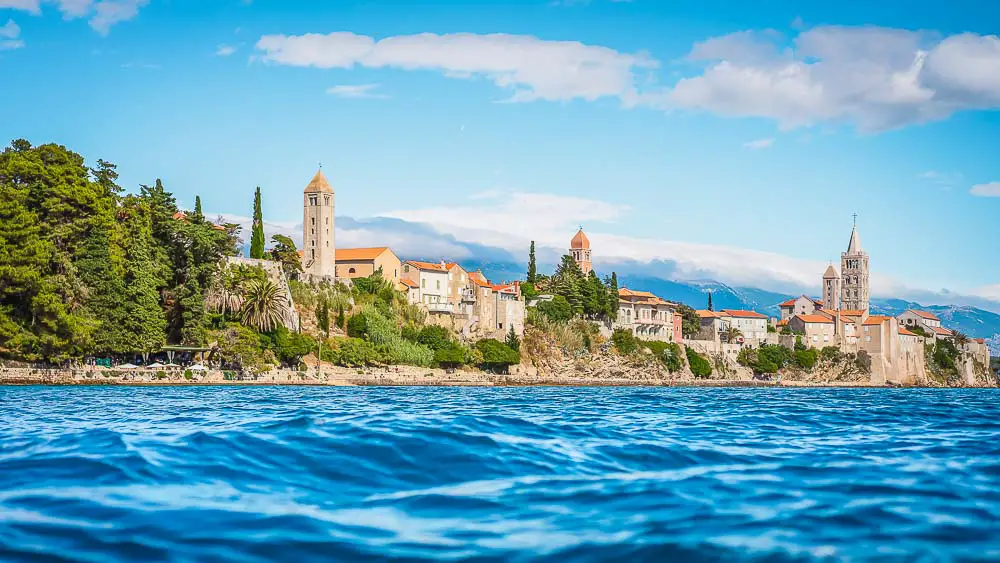 Insel Rab in Kroatien mit dem Meer davor